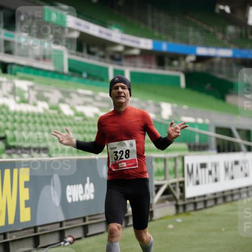 05.10.2025 - 20. swb-Marathon Bremen Michael Burmester http://msf.ph/oto/9325346 05.10.2025 12:34:48 Laufen im Stadion 328, 870, 925, 1034, 1221, 1232, 1444, 2151, 5608, 6927, 838, 993, 1338, 1339, 3552, 5640, 6984, 7442 meine-sportfotos.de