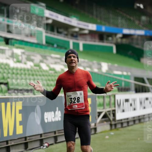 05.10.2025 - 20. swb-Marathon Bremen Michael Burmester http://msf.ph/oto/9325350 05.10.2025 12:34:48 Laufen im Stadion 328, 870, 925, 1034, 1221, 1232, 1444, 2151, 5608, 6927, 838, 993, 1338, 1339, 3552, 5640, 6984, 7442 meine-sportfotos.de