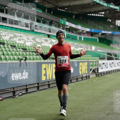 05.10.2025 - 20. swb-Marathon Bremen Michael Burmester http://msf.ph/oto/9325354 05.10.2025 12:34:49 Laufen im Stadion 235, 328, 870, 925, 1034, 1221, 1232, 1444, 2151, 5608, 6927, 838, 993, 1338, 1339, 3552, 5640, 6984, 7442 meine-sportfotos.de