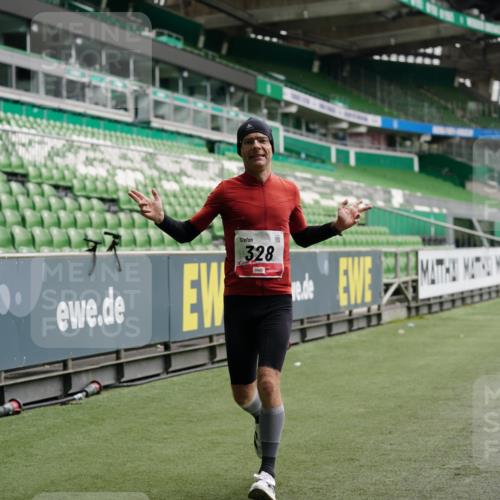 05.10.2025 - 20. swb-Marathon Bremen Michael Burmester http://msf.ph/oto/9325358 05.10.2025 12:34:49 Laufen im Stadion 235, 328, 870, 925, 1034, 1221, 1232, 1444, 2151, 5608, 6927, 838, 993, 1338, 1339, 3552, 5640, 6984, 7442 meine-sportfotos.de