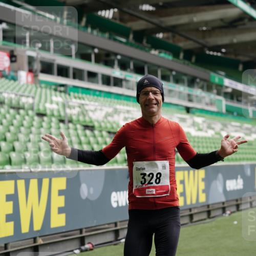 05.10.2025 - 20. swb-Marathon Bremen Michael Burmester http://msf.ph/oto/9325362 05.10.2025 12:34:50 Laufen im Stadion 235, 328, 870, 925, 1034, 1221, 1232, 1444, 2151, 5608, 6927, 838, 993, 1338, 1339, 3552, 5640, 6984, 7442 meine-sportfotos.de