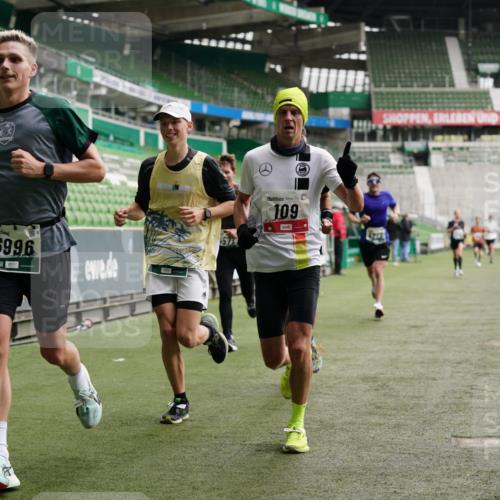 05.10.2025 - 20. swb-Marathon Bremen Michael Burmester http://msf.ph/oto/9325363 05.10.2025 12:44:54 Laufen im Stadion 109, 506, 539, 642, 657, 819, 917, 1055, 1631, 2013, 2188, 2666, 2719, 3150, 3218, 3219, 3251, 3327, 3342, 3982, 4358, 4571, 6302, 6633, 6996, 7099, 7525, 8169, 8351, 8382, 8828, 9130, 329, 548, 1196, 2092, 2249, 4422, 5908, 7373, 7949, 8030 meine-sportfotos.de