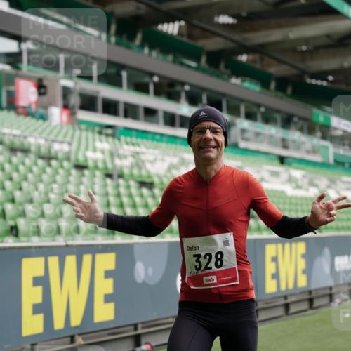 05.10.2025 - 20. swb-Marathon Bremen Michael Burmester http://msf.ph/oto/9325366 05.10.2025 12:34:50 Laufen im Stadion 235, 328, 870, 925, 1034, 1221, 1232, 1444, 2151, 5608, 6927, 838, 993, 1338, 1339, 3552, 5640, 6984, 7442 meine-sportfotos.de