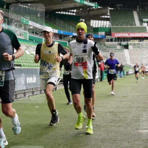 05.10.2025 - 20. swb-Marathon Bremen Michael Burmester http://msf.ph/oto/9325367 05.10.2025 12:44:54 Laufen im Stadion 109, 506, 539, 642, 657, 819, 917, 1055, 1631, 2013, 2188, 2666, 2719, 3150, 3218, 3219, 3251, 3327, 3342, 3982, 4358, 4571, 6302, 6633, 6996, 7099, 7525, 8169, 8351, 8382, 8828, 9130, 329, 548, 1196, 2092, 2249, 4422, 5908, 7373, 7949, 8030 meine-sportfotos.de