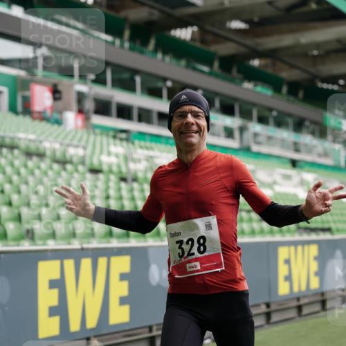 05.10.2025 - 20. swb-Marathon Bremen Michael Burmester http://msf.ph/oto/9325370 05.10.2025 12:34:50 Laufen im Stadion 235, 328, 870, 925, 1034, 1221, 1232, 1444, 2151, 5608, 6927, 838, 993, 1338, 1339, 3552, 5640, 6984, 7442 meine-sportfotos.de