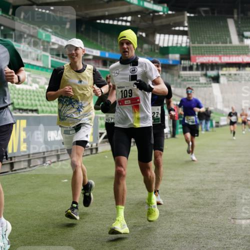 05.10.2025 - 20. swb-Marathon Bremen Michael Burmester http://msf.ph/oto/9325371 05.10.2025 12:44:54 Laufen im Stadion 109, 506, 539, 642, 657, 819, 917, 1055, 1631, 2013, 2188, 2666, 2719, 3150, 3218, 3219, 3251, 3327, 3342, 3982, 4358, 4571, 6302, 6633, 6996, 7099, 7525, 8169, 8351, 8382, 8828, 9130, 329, 548, 1196, 2092, 2249, 4422, 5908, 7373, 7949, 8030 meine-sportfotos.de