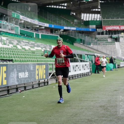 05.10.2025 - 20. swb-Marathon Bremen Michael Burmester http://msf.ph/oto/9325374 05.10.2025 12:34:57 Laufen im Stadion 235, 328, 673, 870, 925, 1221, 1232, 2151, 5608, 6927, 993, 1034, 1339, 1444, 3552, 6984, 7442 meine-sportfotos.de