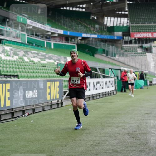 05.10.2025 - 20. swb-Marathon Bremen Michael Burmester http://msf.ph/oto/9325378 05.10.2025 12:34:57 Laufen im Stadion 235, 328, 673, 870, 925, 1221, 1232, 2151, 5608, 6927, 993, 1034, 1339, 1444, 3552, 6984, 7442 meine-sportfotos.de