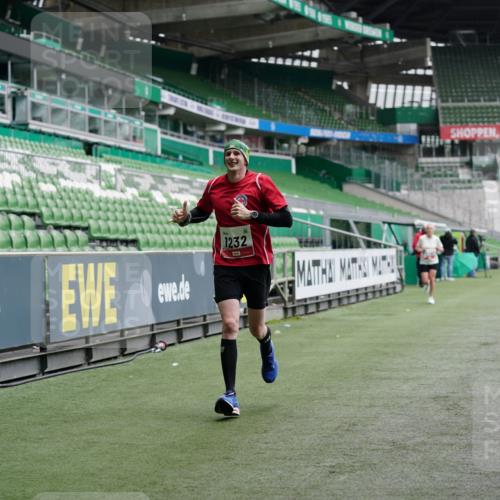 05.10.2025 - 20. swb-Marathon Bremen Michael Burmester http://msf.ph/oto/9325382 05.10.2025 12:34:58 Laufen im Stadion 235, 328, 673, 870, 925, 1221, 1232, 2151, 5608, 6927, 993, 1034, 1339, 1444, 3552, 7442 meine-sportfotos.de