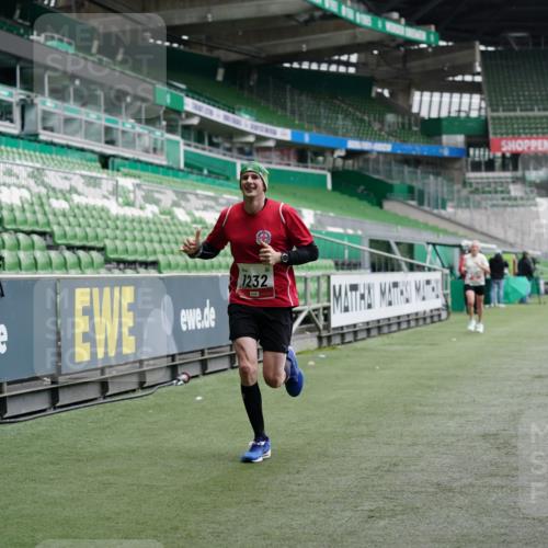 05.10.2025 - 20. swb-Marathon Bremen Michael Burmester http://msf.ph/oto/9325386 05.10.2025 12:34:58 Laufen im Stadion 235, 328, 673, 870, 925, 1221, 1232, 2151, 5608, 6927, 993, 1034, 1339, 1444, 3552, 7442 meine-sportfotos.de