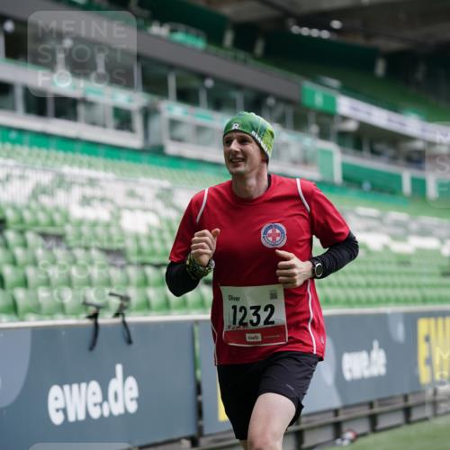 05.10.2025 - 20. swb-Marathon Bremen Michael Burmester http://msf.ph/oto/9325390 05.10.2025 12:34:59 Laufen im Stadion 235, 328, 673, 870, 925, 1221, 1232, 2129, 2151, 5608, 6927, 993, 1034, 1339, 1444, 3552, 7442 meine-sportfotos.de