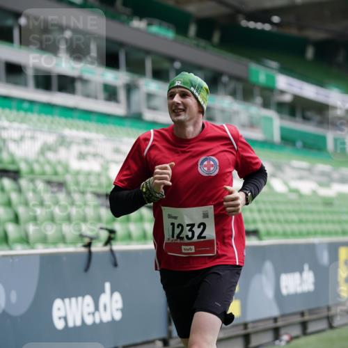 05.10.2025 - 20. swb-Marathon Bremen Michael Burmester http://msf.ph/oto/9325393 05.10.2025 12:34:59 Laufen im Stadion 235, 328, 673, 870, 925, 1221, 1232, 2129, 2151, 5608, 6927, 993, 1034, 1339, 1444, 3552, 7442 meine-sportfotos.de