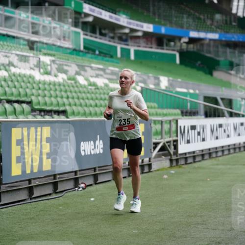 05.10.2025 - 20. swb-Marathon Bremen Michael Burmester http://msf.ph/oto/9325397 05.10.2025 12:35:04 Laufen im Stadion 235, 328, 673, 870, 925, 1221, 1232, 2129, 2151, 5608, 6927, 993, 1034, 1339, 1444 meine-sportfotos.de