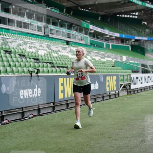 05.10.2025 - 20. swb-Marathon Bremen Michael Burmester http://msf.ph/oto/9325405 05.10.2025 12:35:05 Laufen im Stadion 235, 328, 673, 870, 925, 1221, 1232, 2129, 2151, 5608, 6927, 1034, 1339, 1444 meine-sportfotos.de
