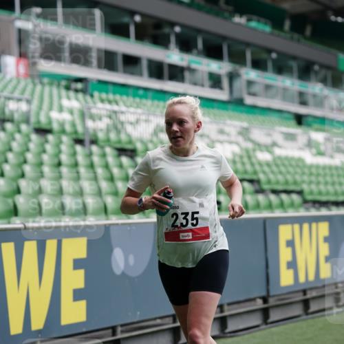 05.10.2025 - 20. swb-Marathon Bremen Michael Burmester http://msf.ph/oto/9325410 05.10.2025 12:35:06 Laufen im Stadion 235, 328, 673, 870, 925, 1221, 1232, 2129, 2151, 5608, 6927, 1034, 1339, 1444 meine-sportfotos.de