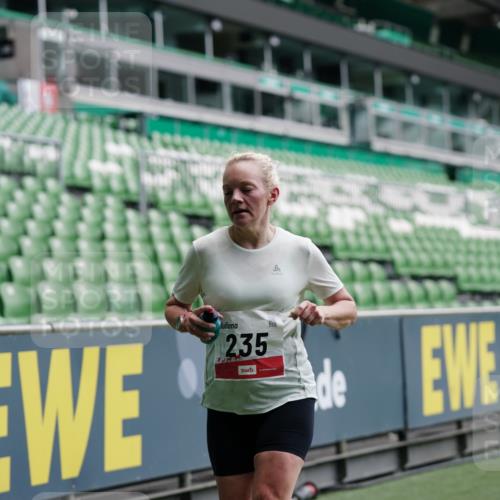05.10.2025 - 20. swb-Marathon Bremen Michael Burmester http://msf.ph/oto/9325414 05.10.2025 12:35:06 Laufen im Stadion 235, 328, 673, 870, 925, 1221, 1232, 2129, 2151, 5608, 6927, 1034, 1339, 1444 meine-sportfotos.de