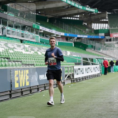 05.10.2025 - 20. swb-Marathon Bremen Michael Burmester http://msf.ph/oto/9325418 05.10.2025 12:35:09 Laufen im Stadion 235, 328, 673, 870, 925, 1221, 1232, 2129, 5608, 6927, 1034, 1444, 2151 meine-sportfotos.de