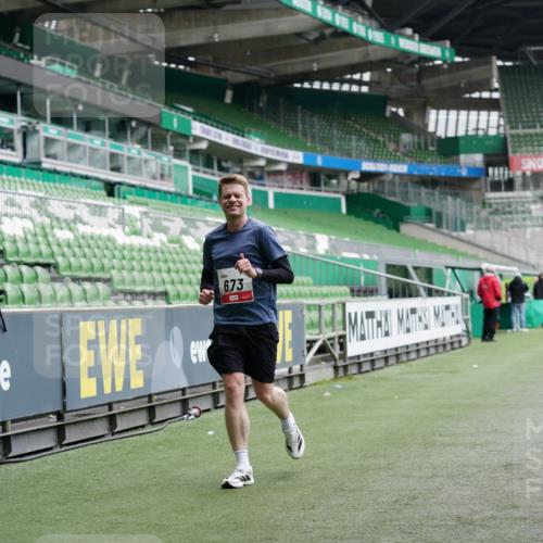 05.10.2025 - 20. swb-Marathon Bremen Michael Burmester http://msf.ph/oto/9325422 05.10.2025 12:35:09 Laufen im Stadion 235, 328, 673, 870, 925, 1221, 1232, 2129, 5608, 6927, 1034, 1444, 2151 meine-sportfotos.de