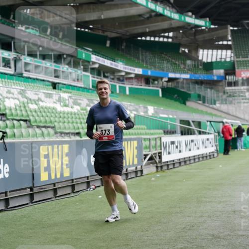 05.10.2025 - 20. swb-Marathon Bremen Michael Burmester http://msf.ph/oto/9325426 05.10.2025 12:35:09 Laufen im Stadion 235, 328, 673, 870, 925, 1221, 1232, 2129, 5608, 6927, 1034, 1444, 2151 meine-sportfotos.de
