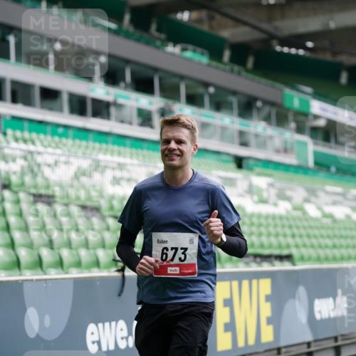 05.10.2025 - 20. swb-Marathon Bremen Michael Burmester http://msf.ph/oto/9325430 05.10.2025 12:35:10 Laufen im Stadion 235, 328, 673, 870, 925, 1221, 1232, 2129, 5608, 6927, 1034, 1444, 2151 meine-sportfotos.de