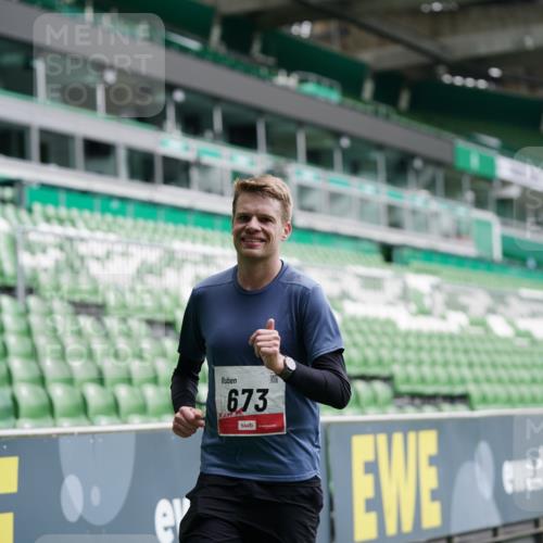 05.10.2025 - 20. swb-Marathon Bremen Michael Burmester http://msf.ph/oto/9325434 05.10.2025 12:35:10 Laufen im Stadion 235, 328, 673, 870, 925, 1221, 1232, 2129, 5608, 6927, 1034, 1444, 2151 meine-sportfotos.de