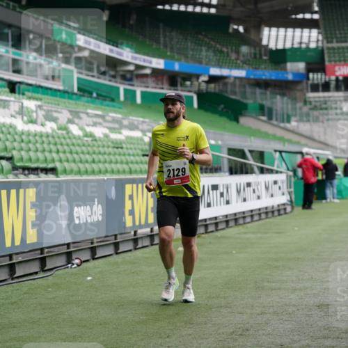 05.10.2025 - 20. swb-Marathon Bremen Michael Burmester http://msf.ph/oto/9325439 05.10.2025 12:35:16 Laufen im Stadion 235, 328, 673, 870, 925, 1000, 1221, 1232, 2129, 2838, 5608, 6927, 2151 meine-sportfotos.de