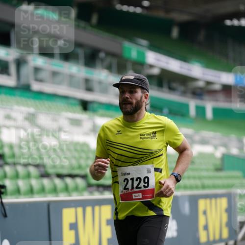 05.10.2025 - 20. swb-Marathon Bremen Michael Burmester http://msf.ph/oto/9325446 05.10.2025 12:35:17 Laufen im Stadion 235, 328, 673, 870, 925, 1000, 1221, 1232, 2129, 2838, 5608, 6927, 2151 meine-sportfotos.de