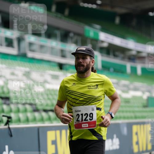05.10.2025 - 20. swb-Marathon Bremen Michael Burmester http://msf.ph/oto/9325450 05.10.2025 12:35:17 Laufen im Stadion 235, 328, 673, 870, 925, 1000, 1221, 1232, 2129, 2838, 5608, 6927, 2151 meine-sportfotos.de