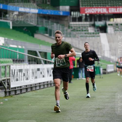 05.10.2025 - 20. swb-Marathon Bremen Michael Burmester http://msf.ph/oto/9325462 05.10.2025 12:35:20 Laufen im Stadion 235, 328, 673, 870, 925, 1000, 1221, 1232, 2129, 2838, 5608, 6927, 870, 1221, 2151 meine-sportfotos.de