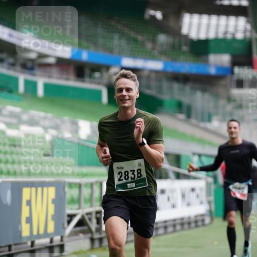 05.10.2025 - 20. swb-Marathon Bremen Michael Burmester http://msf.ph/oto/9325466 05.10.2025 12:35:21 Laufen im Stadion 235, 328, 673, 925, 1000, 1232, 2129, 2838, 5608, 6927, 870, 1221, 2151 meine-sportfotos.de