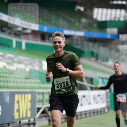 05.10.2025 - 20. swb-Marathon Bremen Michael Burmester http://msf.ph/oto/9325469 05.10.2025 12:35:22 Laufen im Stadion 235, 328, 673, 925, 1000, 1232, 2129, 2838, 5608, 6927, 870, 925, 1221, 2151, 6927 meine-sportfotos.de