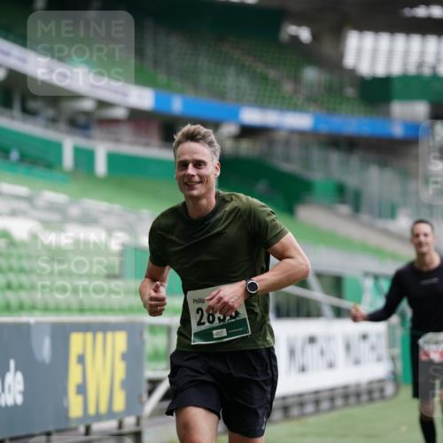 05.10.2025 - 20. swb-Marathon Bremen Michael Burmester http://msf.ph/oto/9325473 05.10.2025 12:35:22 Laufen im Stadion 235, 328, 673, 925, 1000, 1232, 2129, 2838, 5608, 6927, 870, 925, 1221, 2151, 6927 meine-sportfotos.de