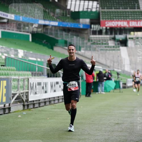 05.10.2025 - 20. swb-Marathon Bremen Michael Burmester http://msf.ph/oto/9325477 05.10.2025 12:35:23 Laufen im Stadion 235, 328, 673, 1000, 1232, 2129, 2838, 5608, 870, 925, 1221, 2151, 5608, 6927 meine-sportfotos.de