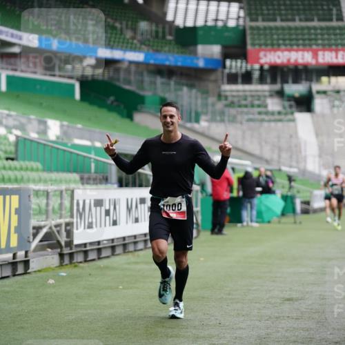 05.10.2025 - 20. swb-Marathon Bremen Michael Burmester http://msf.ph/oto/9325480 05.10.2025 12:35:23 Laufen im Stadion 235, 328, 673, 1000, 1232, 2129, 2838, 5608, 870, 925, 1221, 2151, 5608, 6927 meine-sportfotos.de
