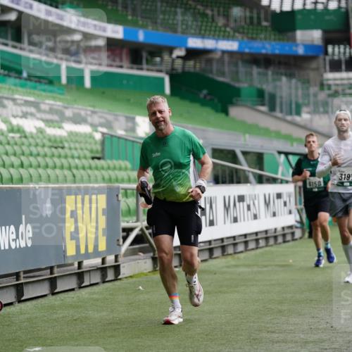 05.10.2025 - 20. swb-Marathon Bremen Michael Burmester http://msf.ph/oto/9325481 05.10.2025 12:45:15 Laufen im Stadion 109, 642, 657, 819, 1055, 1146, 1631, 1790, 1883, 2013, 2188, 2666, 2719, 3197, 3218, 3219, 3251, 3327, 3342, 4358, 4571, 4786, 6150, 6302, 6633, 6996, 7440, 8169, 8351, 8382, 8747, 8828, 9130, 506, 539, 917, 3150, 3982, 7099, 7525 meine-sportfotos.de