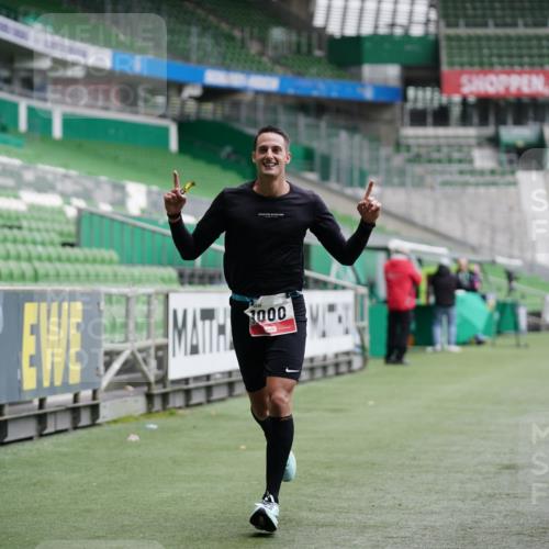 05.10.2025 - 20. swb-Marathon Bremen Michael Burmester http://msf.ph/oto/9325484 05.10.2025 12:35:23 Laufen im Stadion 235, 328, 673, 1000, 1232, 2129, 2838, 5608, 870, 925, 1221, 2151, 5608, 6927 meine-sportfotos.de
