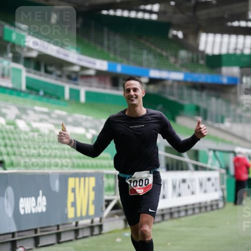 05.10.2025 - 20. swb-Marathon Bremen Michael Burmester http://msf.ph/oto/9325488 05.10.2025 12:35:24 Laufen im Stadion 235, 328, 673, 1000, 1232, 2129, 2838, 870, 925, 1221, 2151, 5608, 6927 meine-sportfotos.de