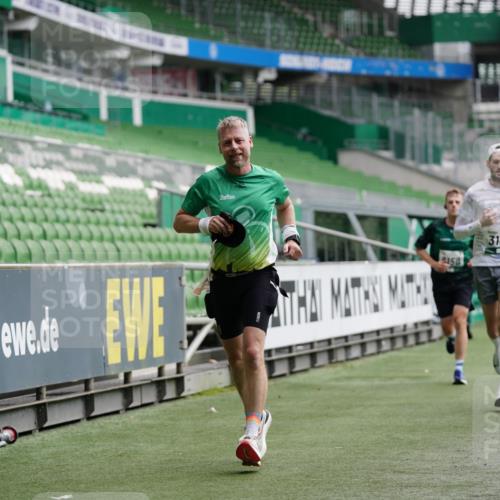 05.10.2025 - 20. swb-Marathon Bremen Michael Burmester http://msf.ph/oto/9325489 05.10.2025 12:45:15 Laufen im Stadion 109, 642, 657, 819, 1055, 1146, 1631, 1790, 1883, 2013, 2188, 2666, 2719, 3197, 3218, 3219, 3251, 3327, 3342, 4358, 4571, 4786, 6150, 6302, 6633, 6996, 7440, 8169, 8351, 8382, 8747, 8828, 9130, 506, 539, 917, 3150, 3982, 7099, 7525 meine-sportfotos.de