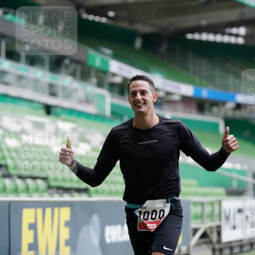 05.10.2025 - 20. swb-Marathon Bremen Michael Burmester http://msf.ph/oto/9325496 05.10.2025 12:35:24 Laufen im Stadion 235, 328, 673, 1000, 1232, 2129, 2838, 870, 925, 1221, 2151, 5608, 6927 meine-sportfotos.de