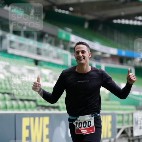 05.10.2025 - 20. swb-Marathon Bremen Michael Burmester http://msf.ph/oto/9325500 05.10.2025 12:35:25 Laufen im Stadion 235, 328, 673, 1000, 1232, 2129, 2838, 8613, 870, 925, 1221, 2151, 5608, 6927 meine-sportfotos.de