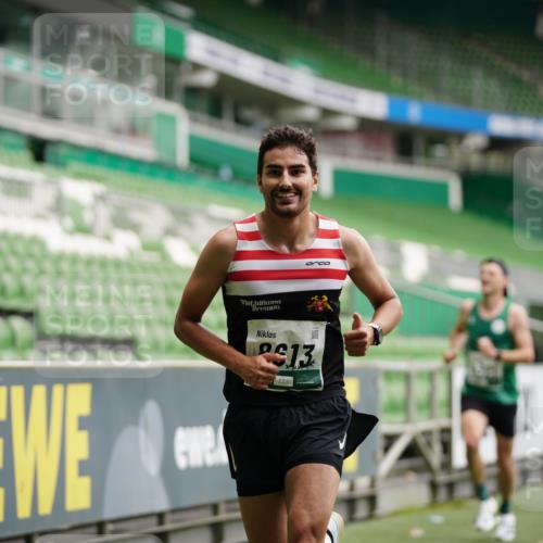 05.10.2025 - 20. swb-Marathon Bremen Michael Burmester http://msf.ph/oto/9325520 05.10.2025 12:35:32 Laufen im Stadion 235, 343, 482, 673, 1000, 1232, 2129, 2838, 8321, 8613, 328, 870, 925, 1221, 5608, 6927 meine-sportfotos.de