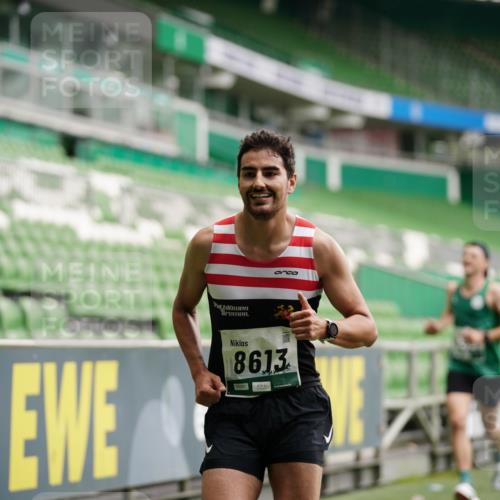05.10.2025 - 20. swb-Marathon Bremen Michael Burmester http://msf.ph/oto/9325524 05.10.2025 12:35:32 Laufen im Stadion 235, 343, 482, 673, 1000, 1232, 2129, 2838, 8321, 8613, 328, 870, 925, 1221, 5608, 6927 meine-sportfotos.de