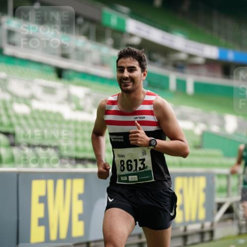 05.10.2025 - 20. swb-Marathon Bremen Michael Burmester http://msf.ph/oto/9325527 05.10.2025 12:35:32 Laufen im Stadion 235, 343, 482, 673, 1000, 1232, 2129, 2838, 8321, 8613, 328, 870, 925, 1221, 5608, 6927 meine-sportfotos.de