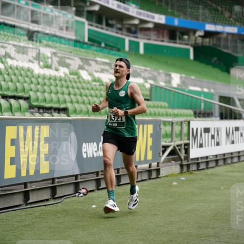 05.10.2025 - 20. swb-Marathon Bremen Michael Burmester http://msf.ph/oto/9325531 05.10.2025 12:35:34 Laufen im Stadion 235, 343, 482, 673, 1000, 1232, 2129, 2838, 8321, 8613, 328, 870, 925, 1221, 5608, 6927 meine-sportfotos.de