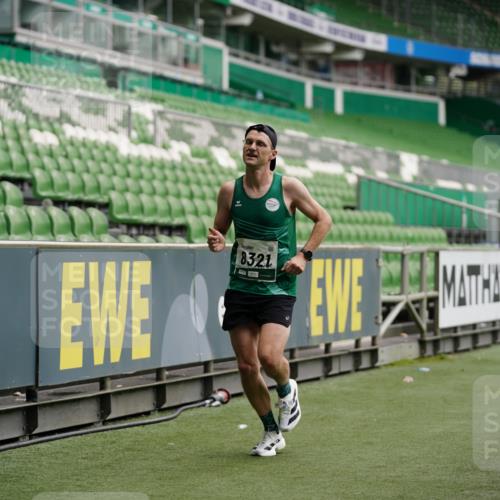 05.10.2025 - 20. swb-Marathon Bremen Michael Burmester http://msf.ph/oto/9325540 05.10.2025 12:35:34 Laufen im Stadion 235, 343, 482, 673, 1000, 1232, 2129, 2838, 8321, 8613, 328, 870, 925, 1221, 5608, 6927 meine-sportfotos.de