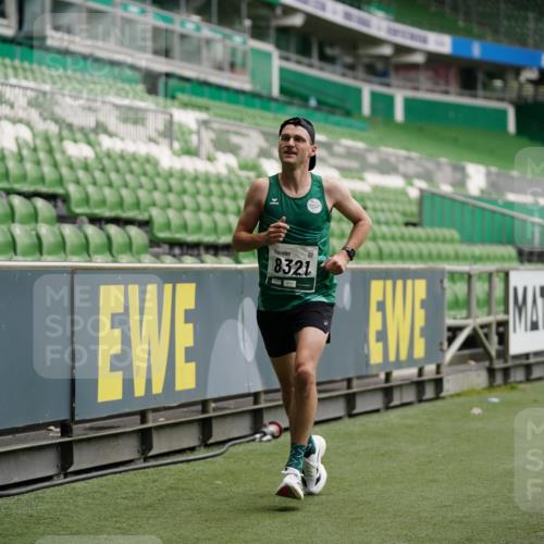 05.10.2025 - 20. swb-Marathon Bremen Michael Burmester http://msf.ph/oto/9325544 05.10.2025 12:35:34 Laufen im Stadion 235, 343, 482, 673, 1000, 1232, 2129, 2838, 8321, 8613, 328, 870, 925, 1221, 5608, 6927 meine-sportfotos.de
