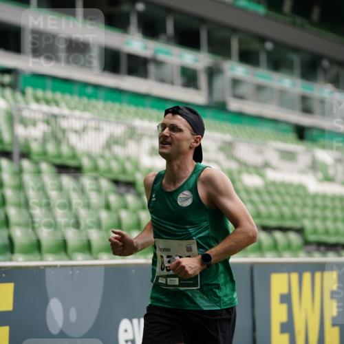 05.10.2025 - 20. swb-Marathon Bremen Michael Burmester http://msf.ph/oto/9325548 05.10.2025 12:35:35 Laufen im Stadion 235, 343, 482, 673, 1000, 1232, 2129, 2838, 8321, 8613, 328, 870, 925, 1221, 5608, 6927 meine-sportfotos.de