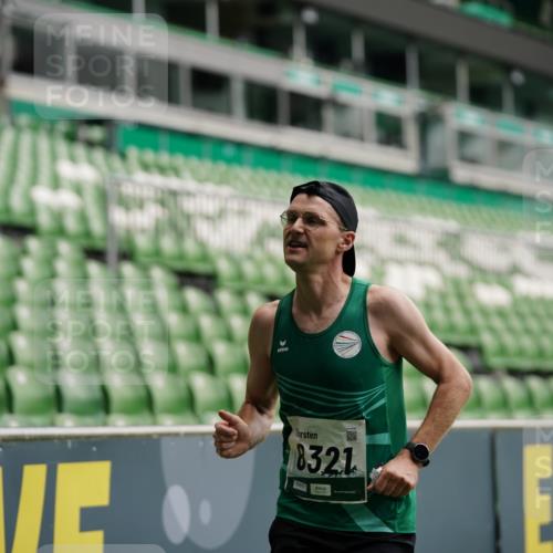 05.10.2025 - 20. swb-Marathon Bremen Michael Burmester http://msf.ph/oto/9325552 05.10.2025 12:35:35 Laufen im Stadion 235, 343, 482, 673, 1000, 1232, 2129, 2838, 8321, 8613, 328, 870, 925, 1221, 5608, 6927 meine-sportfotos.de