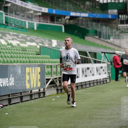 05.10.2025 - 20. swb-Marathon Bremen Michael Burmester http://msf.ph/oto/9325560 05.10.2025 12:35:41 Laufen im Stadion 235, 343, 482, 673, 1000, 1232, 2129, 2838, 8321, 8613, 328, 925, 5608, 6927 meine-sportfotos.de