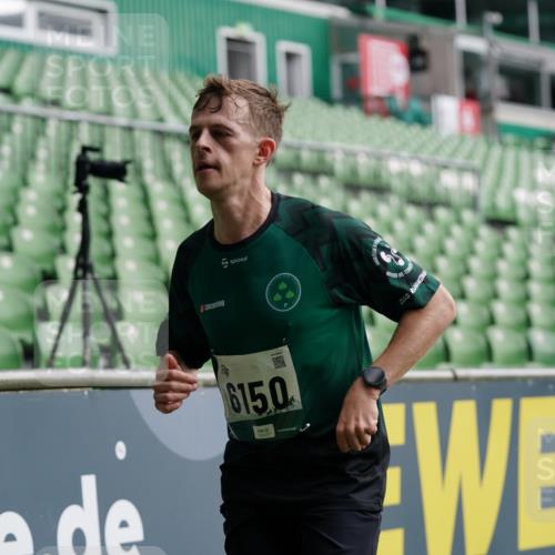 05.10.2025 - 20. swb-Marathon Bremen Michael Burmester http://msf.ph/oto/9325561 05.10.2025 12:45:20 Laufen im Stadion 109, 819, 1055, 1146, 1631, 1790, 1883, 2013, 2188, 2666, 2719, 3197, 3218, 3327, 3342, 4358, 4571, 4786, 5132, 6150, 6302, 6996, 7440, 8747, 8828, 9130, 506, 539, 642, 657, 917, 3150, 3219, 3251, 3982, 6633, 7099, 7525, 8169, 8351, 8382 meine-sportfotos.de